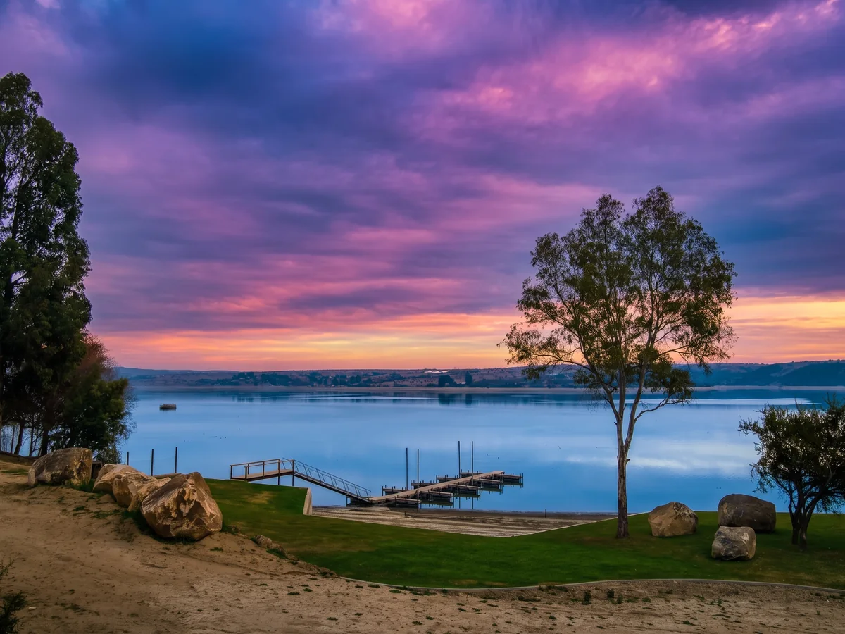 Atardecer sobre el Lago Rapel desde la marina común de Bahía Blanca Rapel
