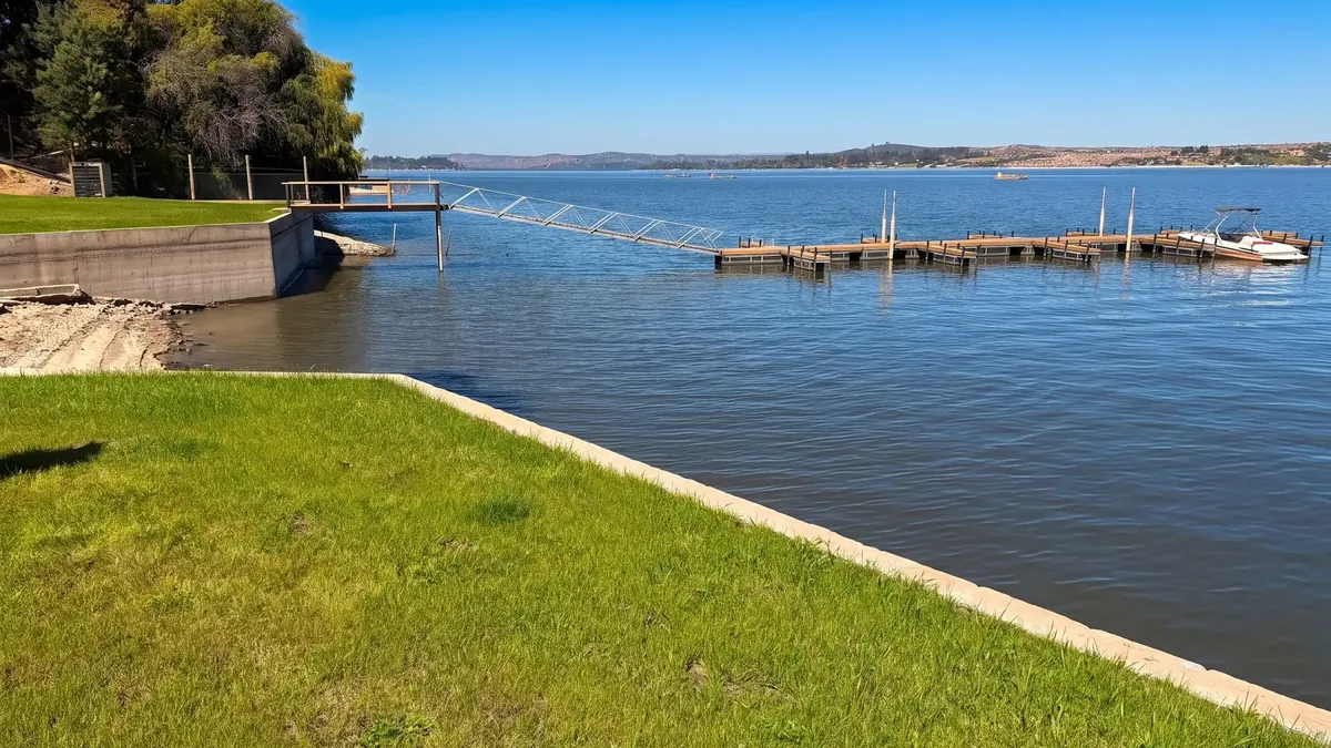Orilla del Lago Rapel con acceso directo al agua